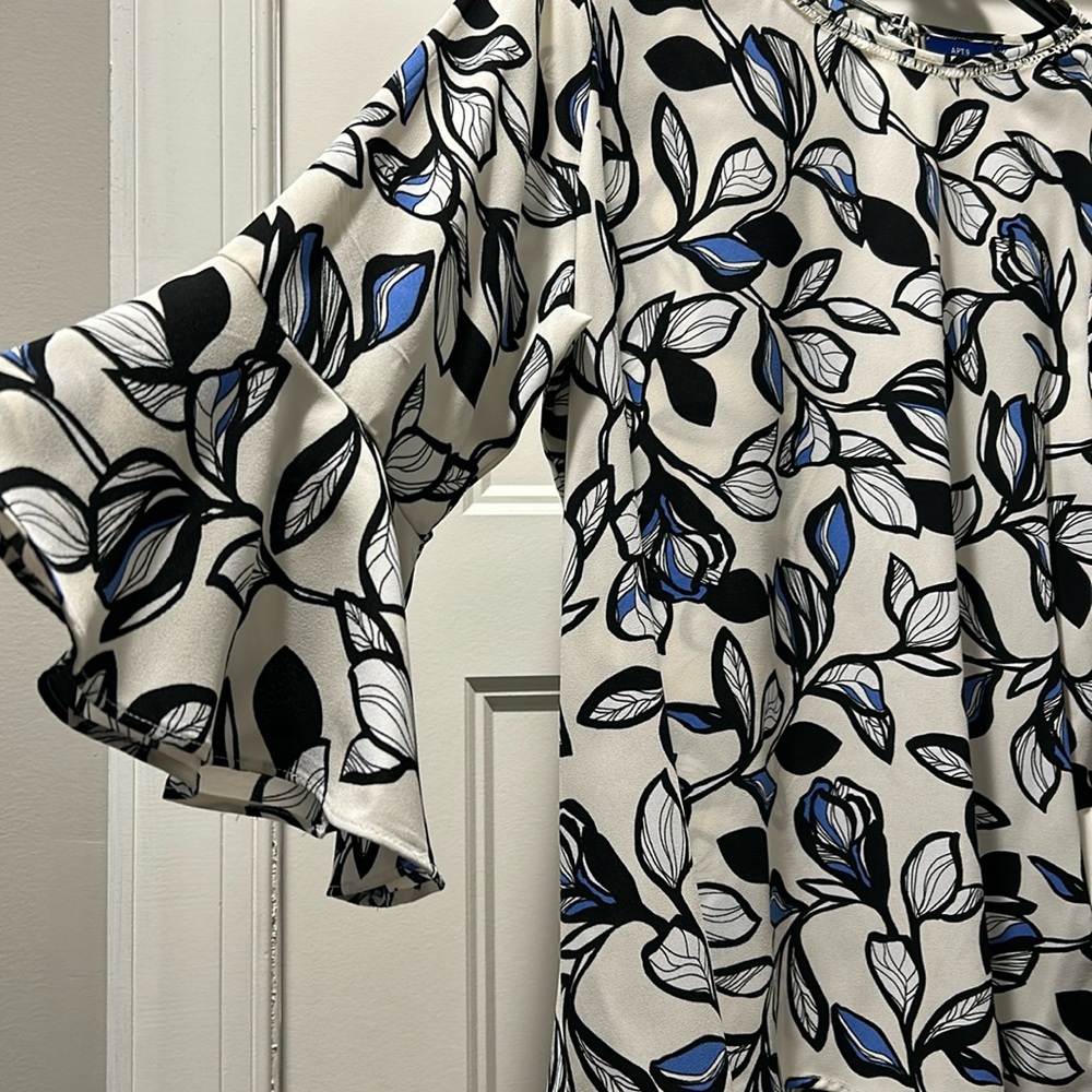 Apt 9 Beautiful bell sleeve womens dress blouse. Like new. Excellent condition.